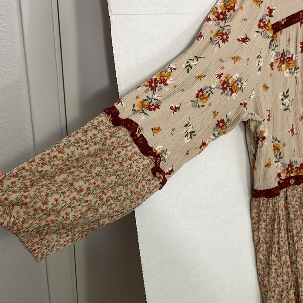 Maurices Top, Keyhole Back, Ruffle Hem, Beige with Multicolor Floral, 3X - Picture 4 of 12